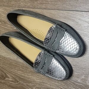 G.H. Bass & Co 7.5m Silver and Gray Women's Loafers